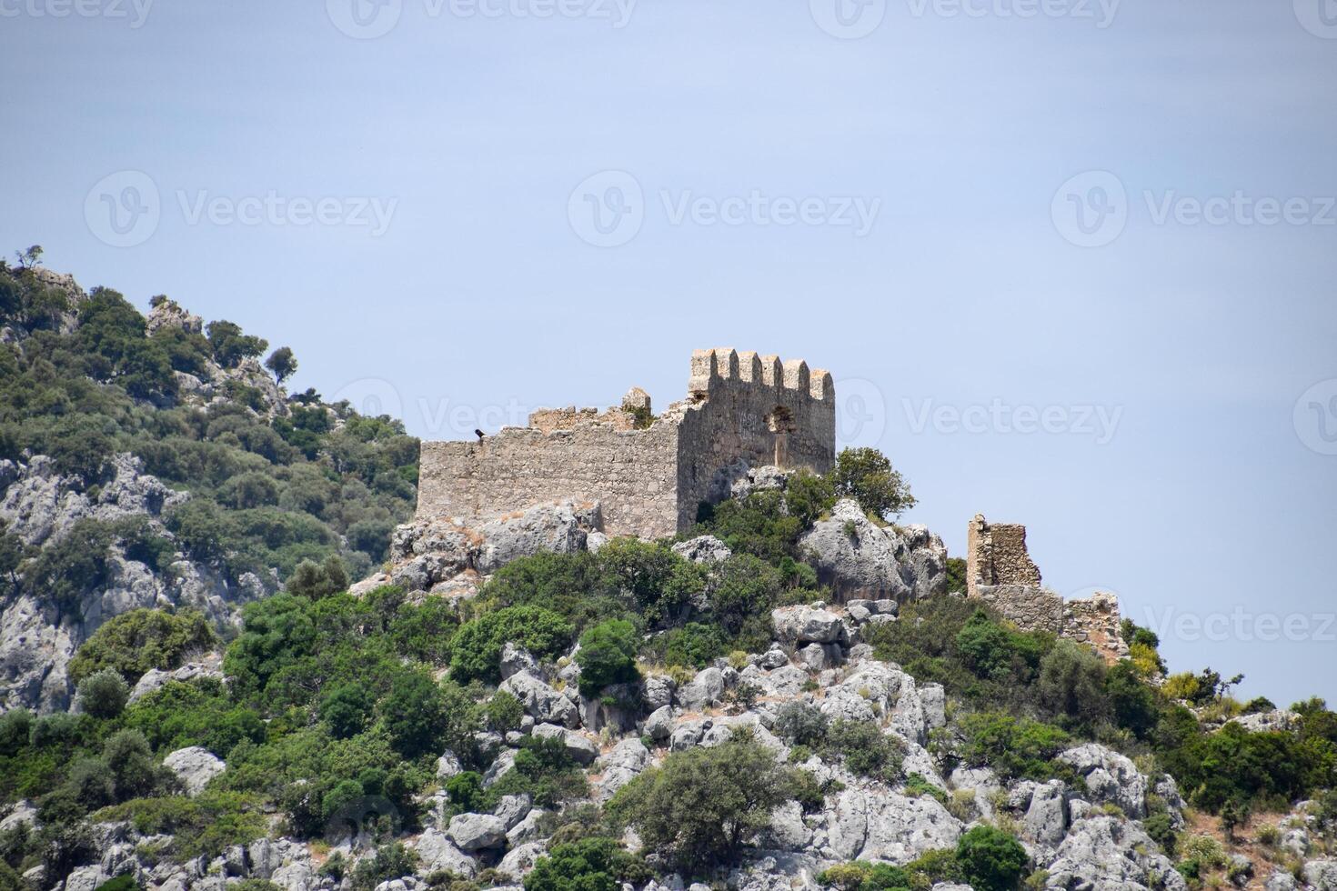 ruïnes van een oude vesting Aan top van een klif. kekova kalkoen stad ruïnes. foto