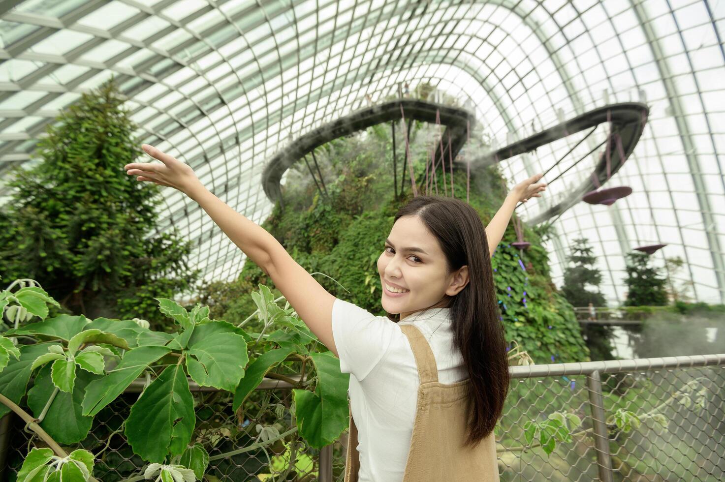 een vrouw in wolk Woud koepel milieu in Singapore foto