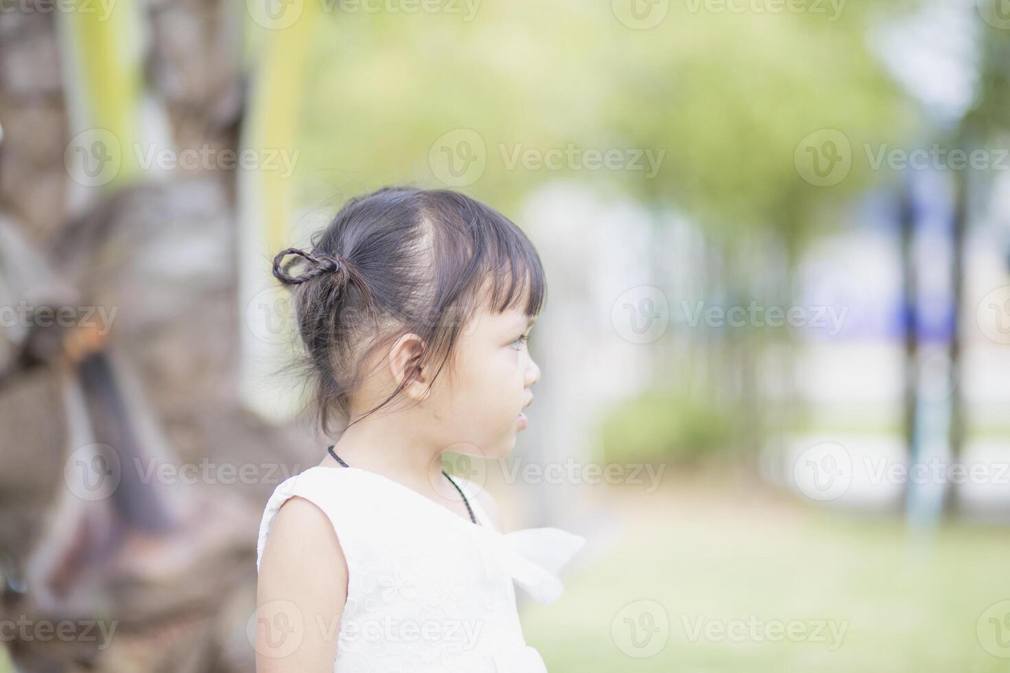 portret van een jong Aziatisch meisje glimlachen Bij de camera - gelukkig Thais meisje hebben pret poseren. foto