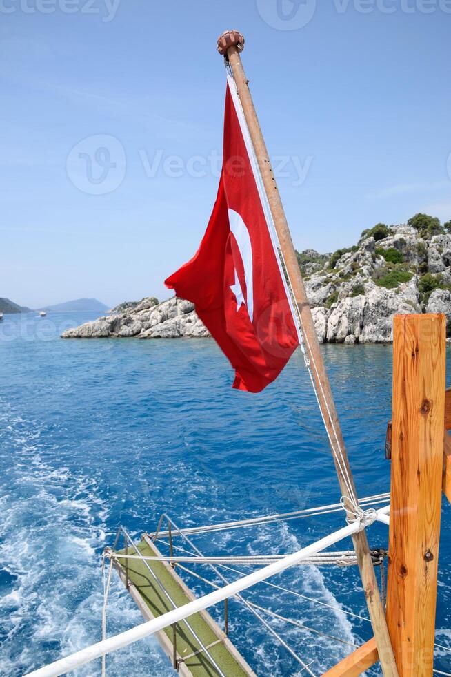 kalkoen vlag Bij de streng van een genoegen jacht. visie van middellandse Zee kust foto