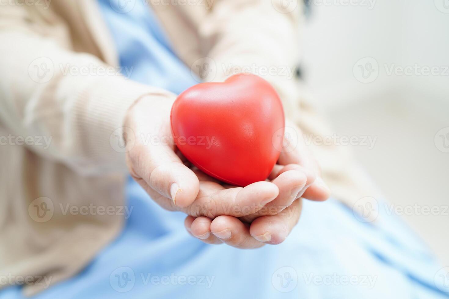 Aziatische oudere senior vrouw patiënt met rood hart in het ziekenhuis. foto