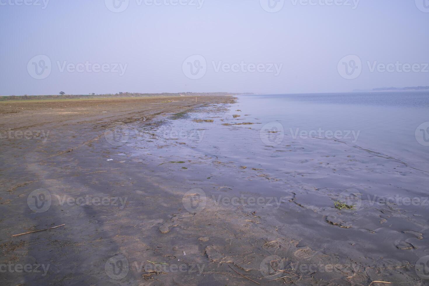 natuurlijk landschap visie van de bank van de padma rivier- met de blauw water foto