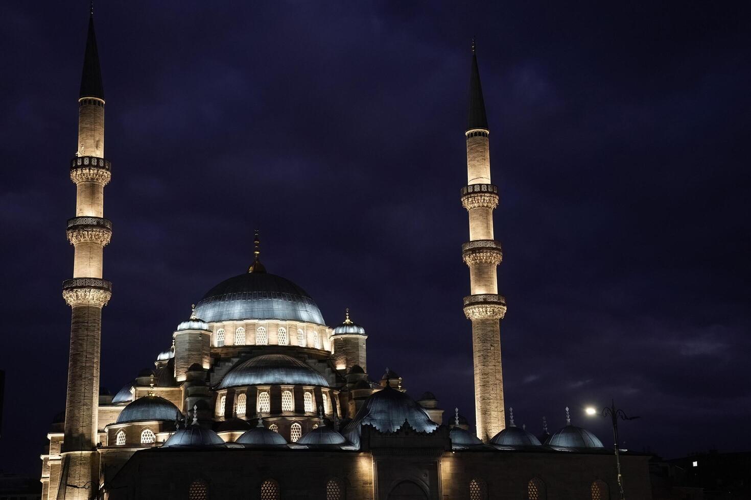 Eminonu jeni cami nieuw moskee in Istanbul kalkoen nacht visie foto