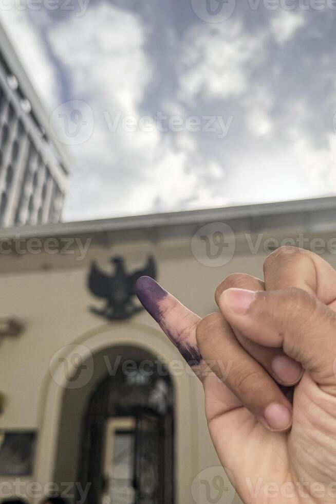 vrouw weinig vinger gemarkeerd met verkiezing inkt. pemilu Indonesië foto