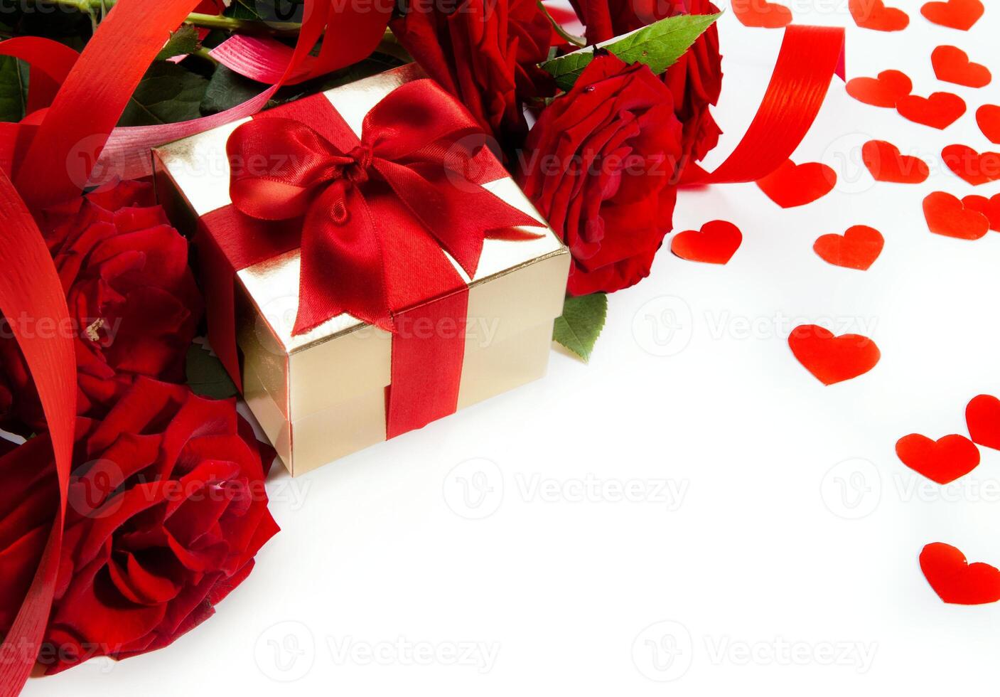 kunst valentijnsdag kaart met rood rozen en geschenk doos Aan wit achtergrond foto