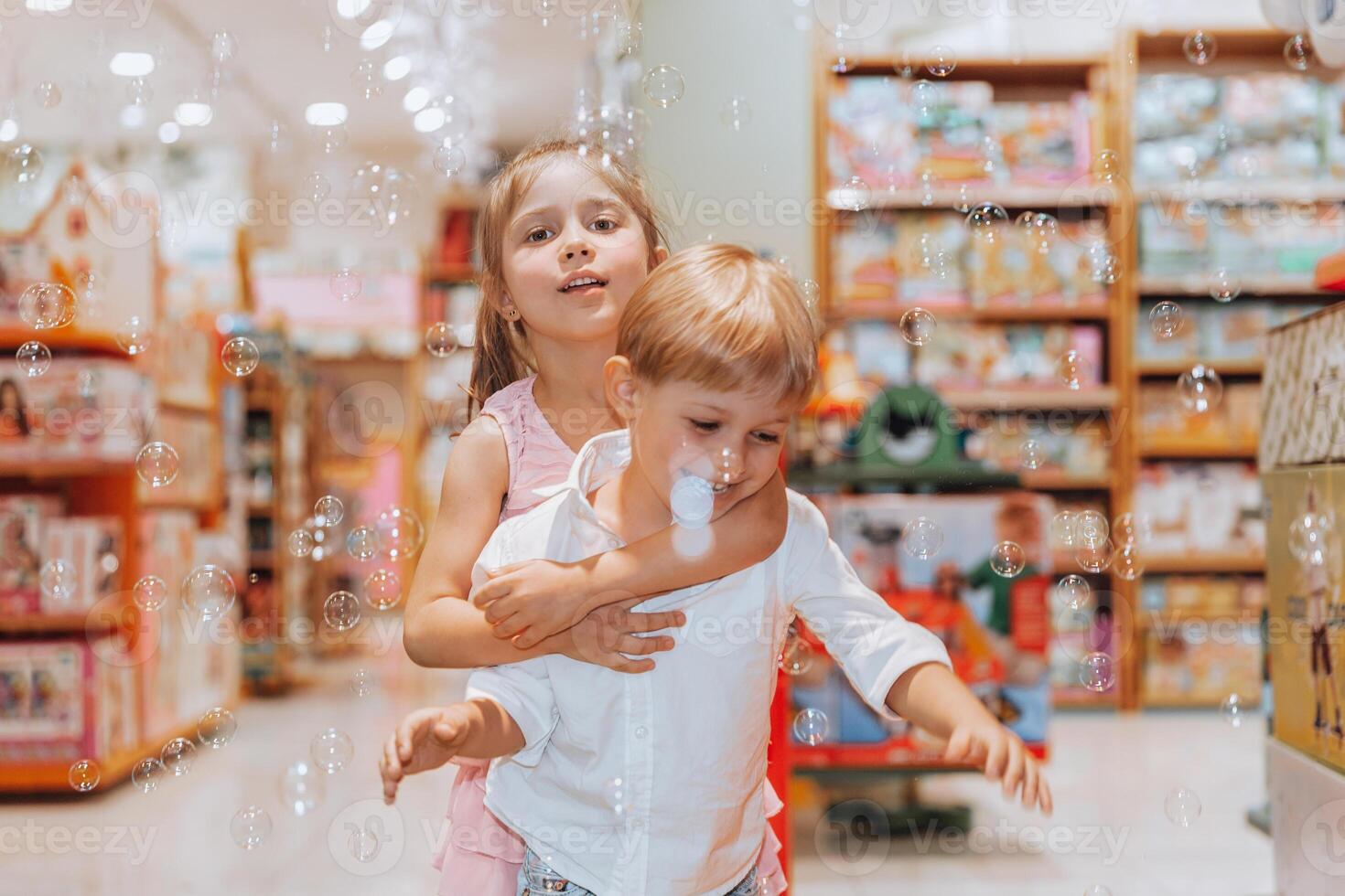 mooi hoor kinderen spelen met zeep bubbels foto