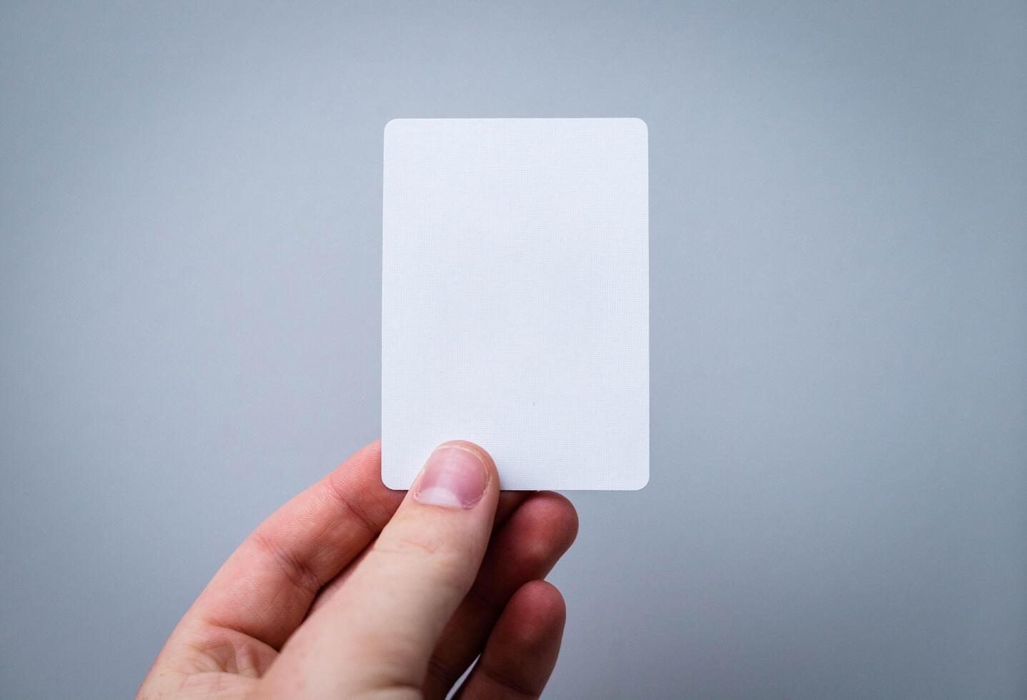 hand- Holding blanco kaart voor mockup geïsoleerd knipsel pad in beeld foto