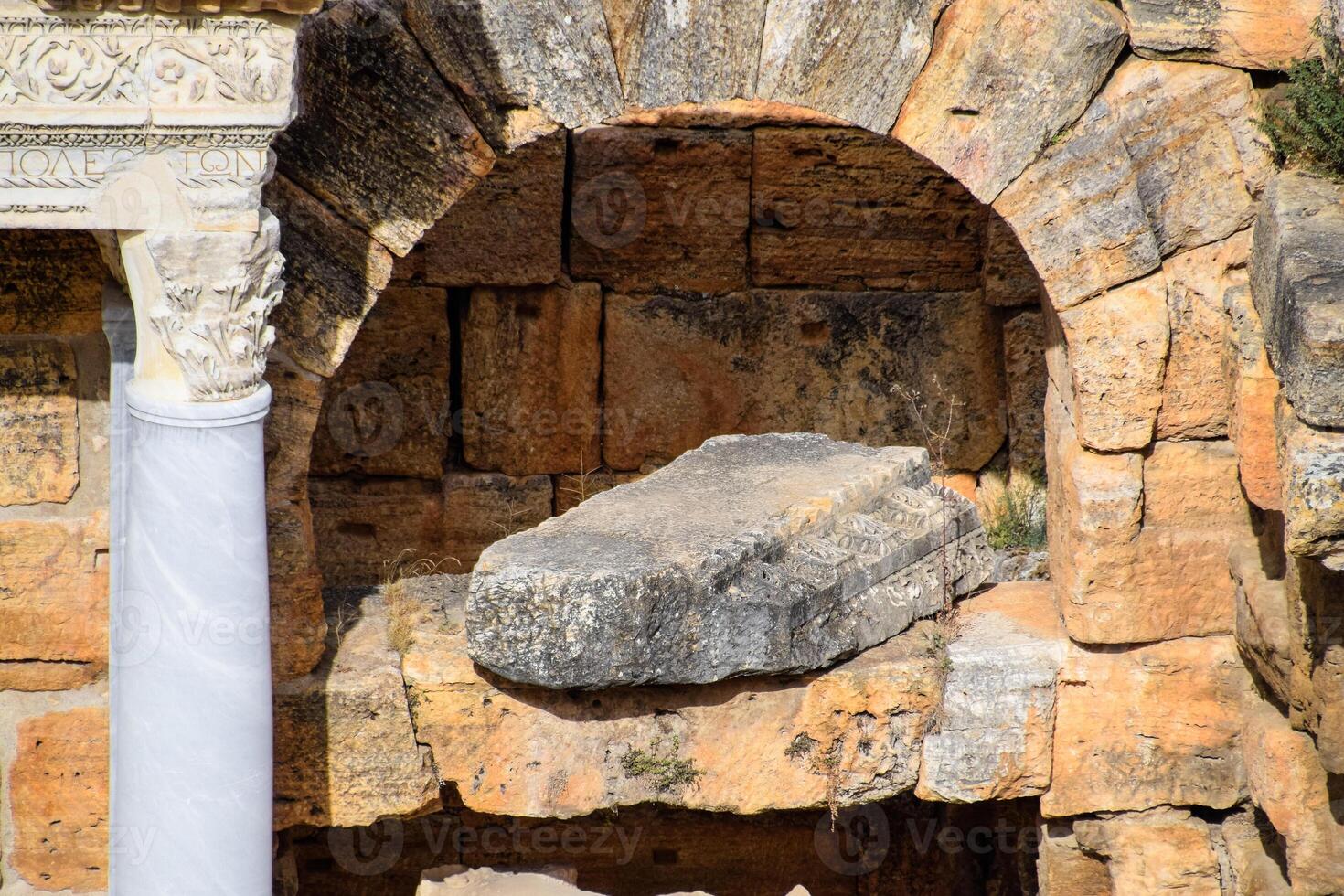 antiek kolommen en bogen in de hierapolis amfitheater. foto