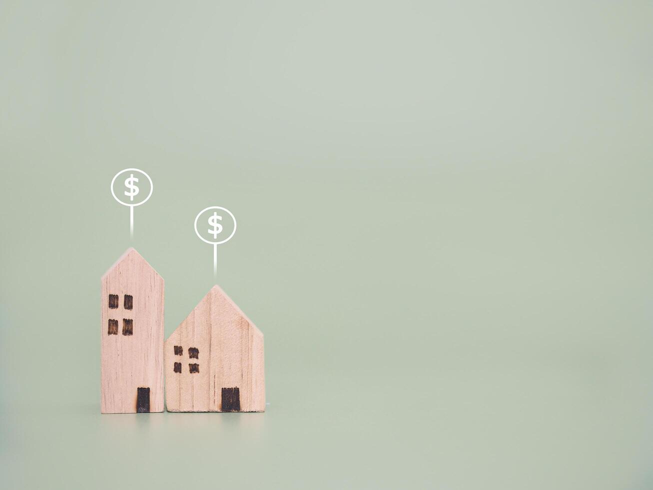 miniatuur huis en dollar munt pictogrammen. de concept van prijs van huis, eigendom investering, huis hypotheek, echt landgoed foto