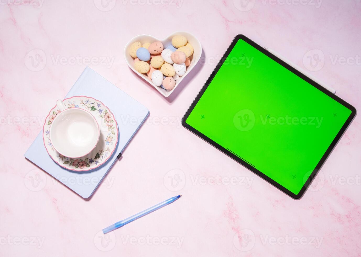 vrouw Holding zacht kaas en aardbei belegd broodje in de buurt groen scherm tablet foto