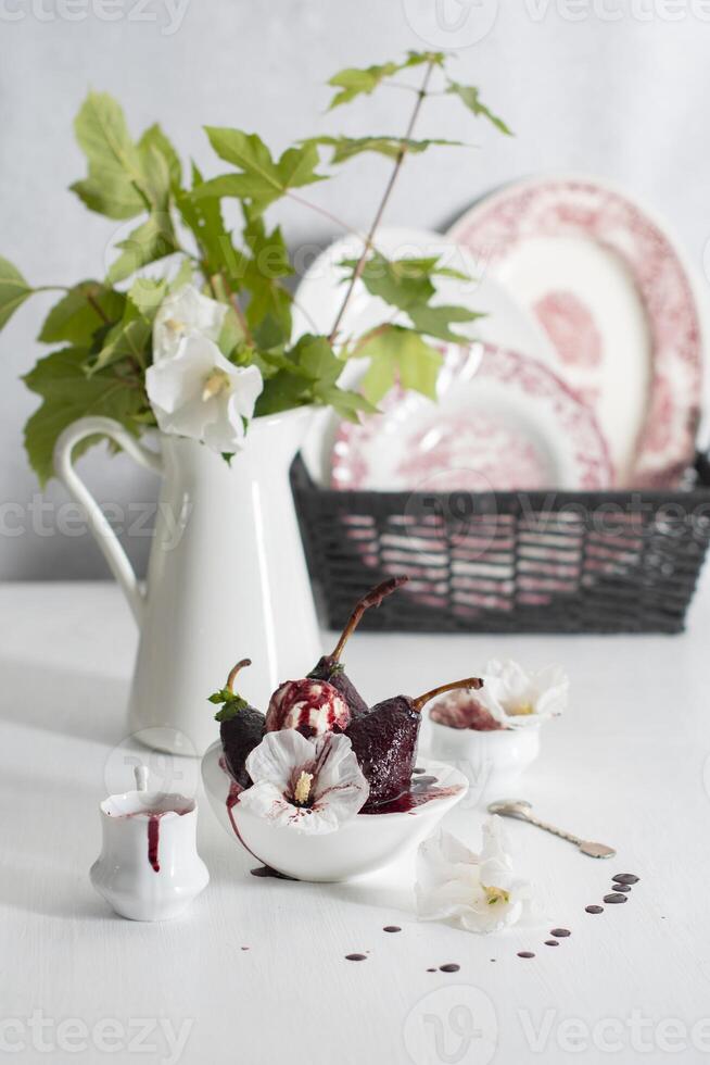 pittig peren gekookt in rood wijn met vanille ijs room Aan wit gerechten, heerlijk foto