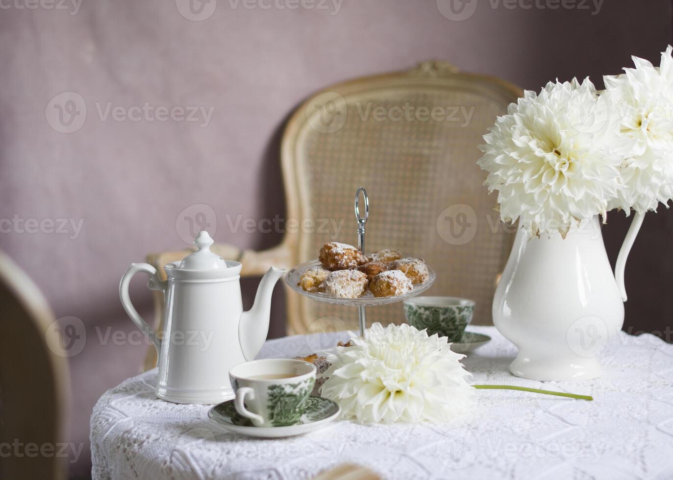 thee breken in Engels stijl, wijnoogst nog steeds leven, eigengemaakt broodjes, een boeket Dalia's foto