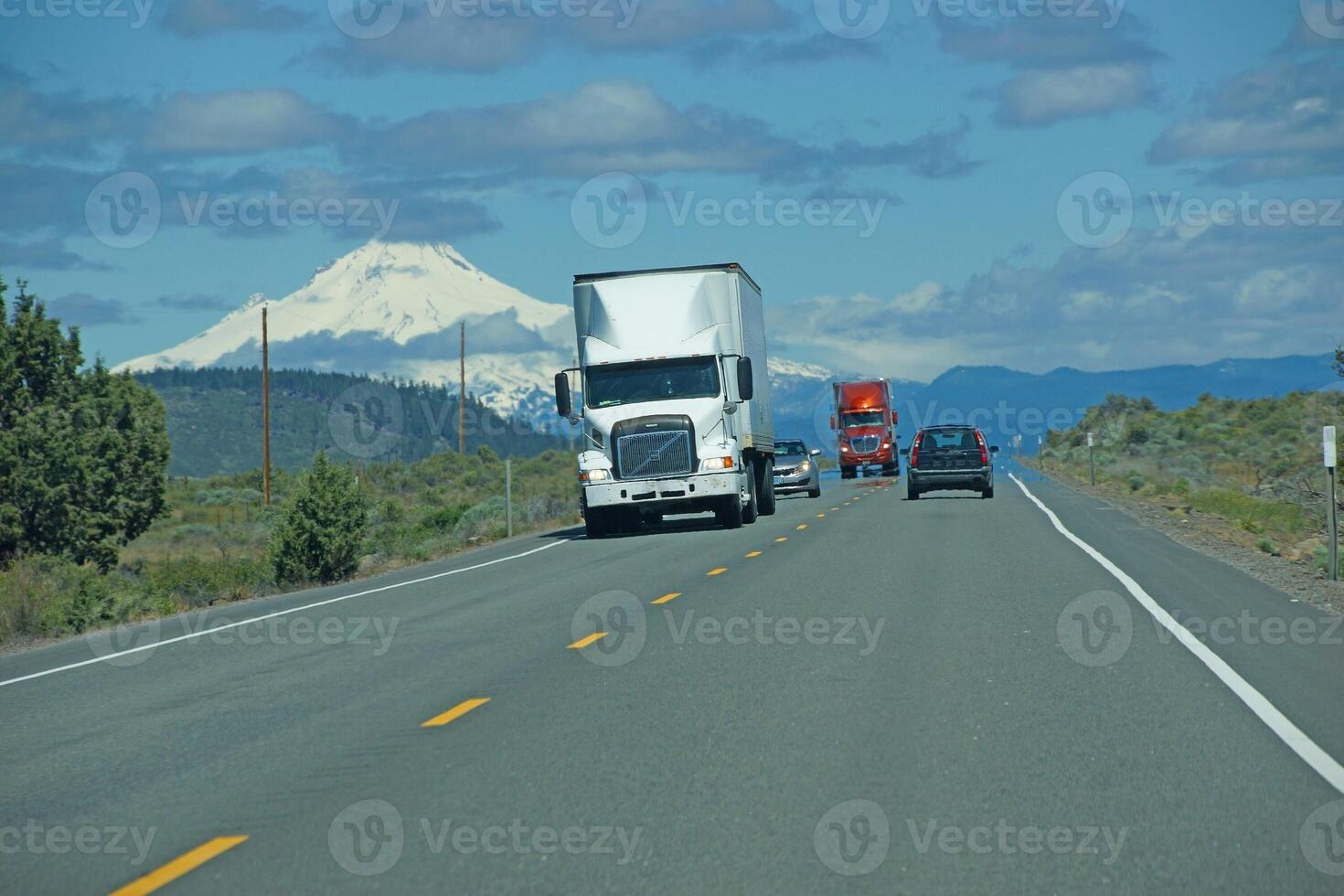 een luchtspiegeling vervormt verkeer afbeeldingen Aan snelweg foto