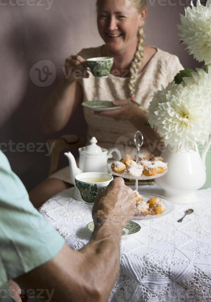 thee breken in de Engels stijl, nog steeds leven met bloemen en donuts in de ochtend- foto