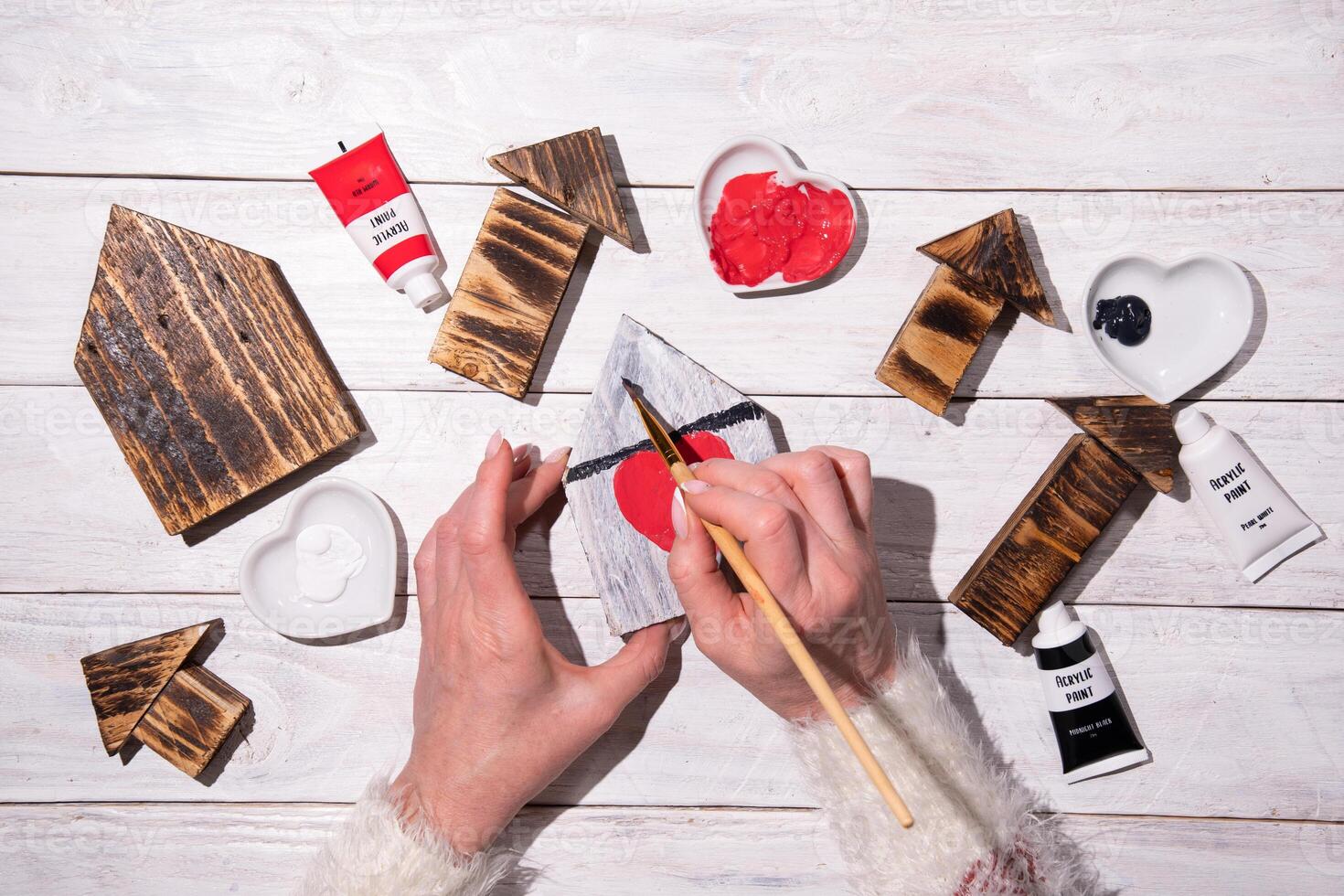 vrouw tekening hart Aan houten huis, bouwen, stap door stap instructies hoe naar maken decor voor valentijnskaarten, moeders dag foto