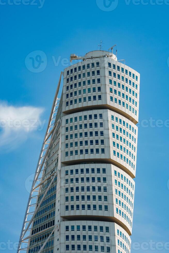 vernieuwend draaien ontwerp van de draaien torso wolkenkrabber in malmö, Zweden. foto