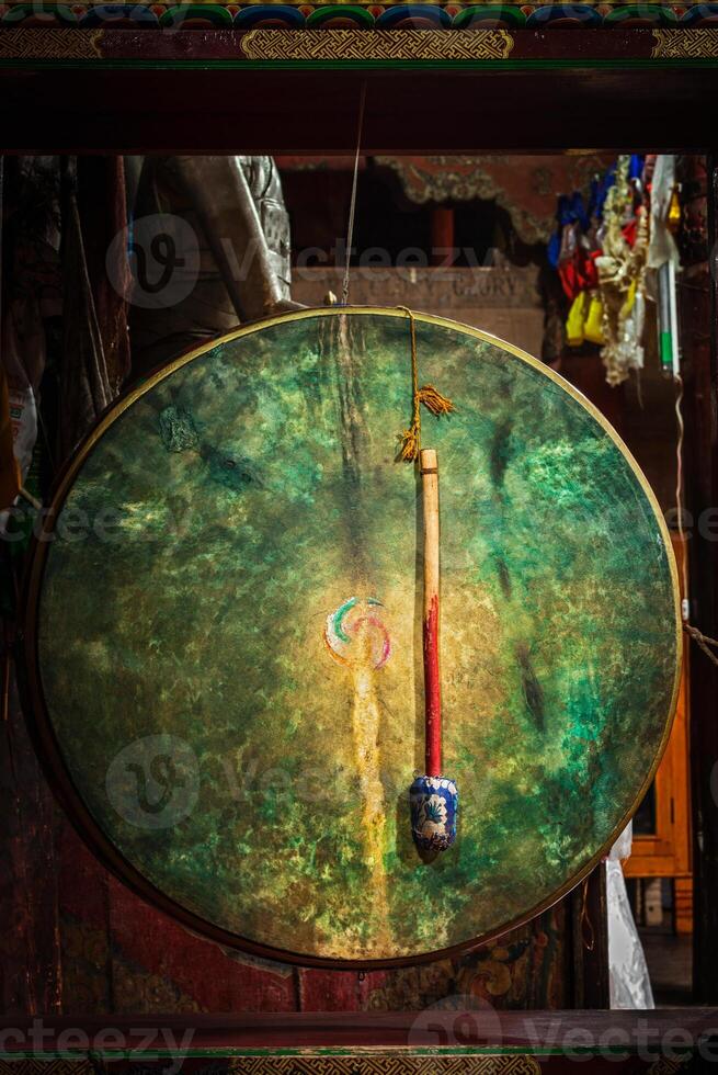 ritueel trommel in hemis klooster. ladakh, Indië foto