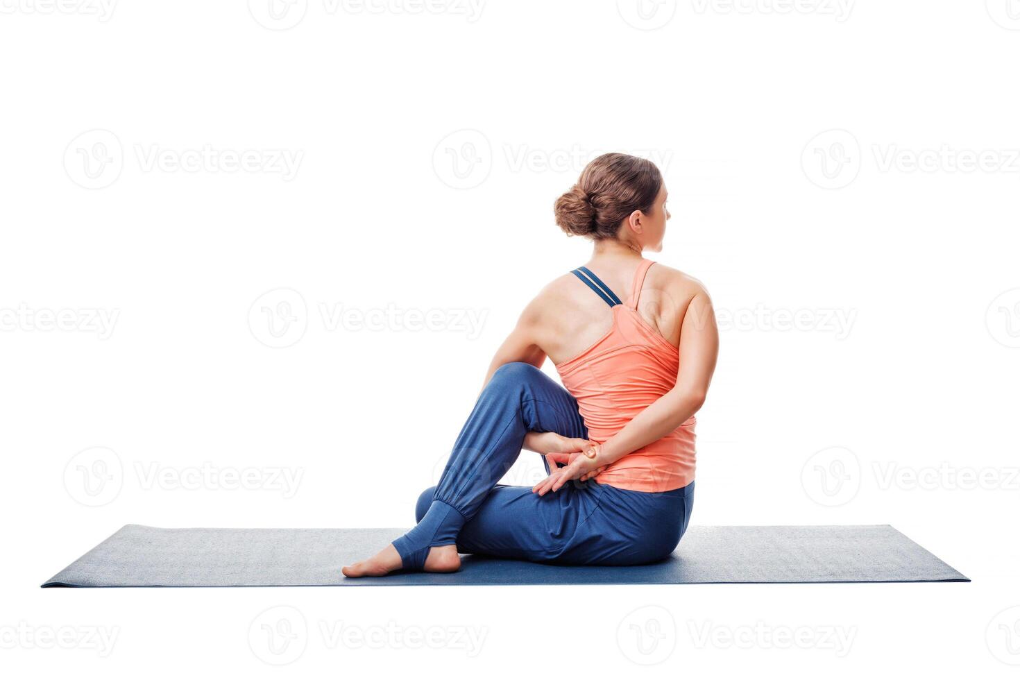 vrouw praktijken yoga asana ardha matsyendrasana foto