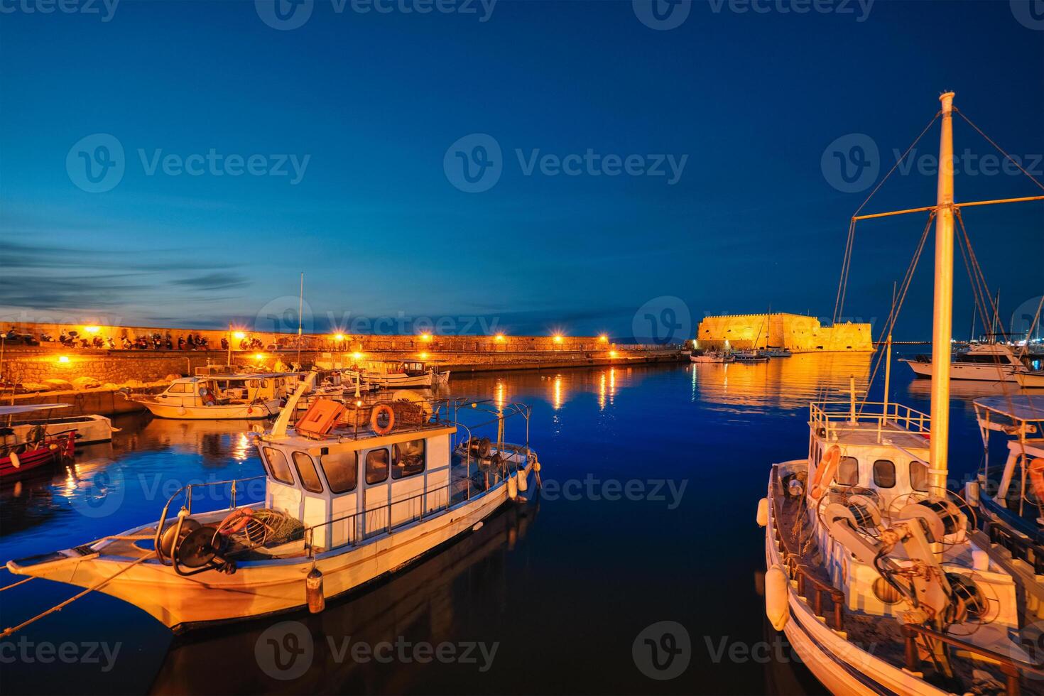 Venetiaanse fort in Iraklion en afgemeerd visvangst boten, Kreta eiland, Griekenland foto