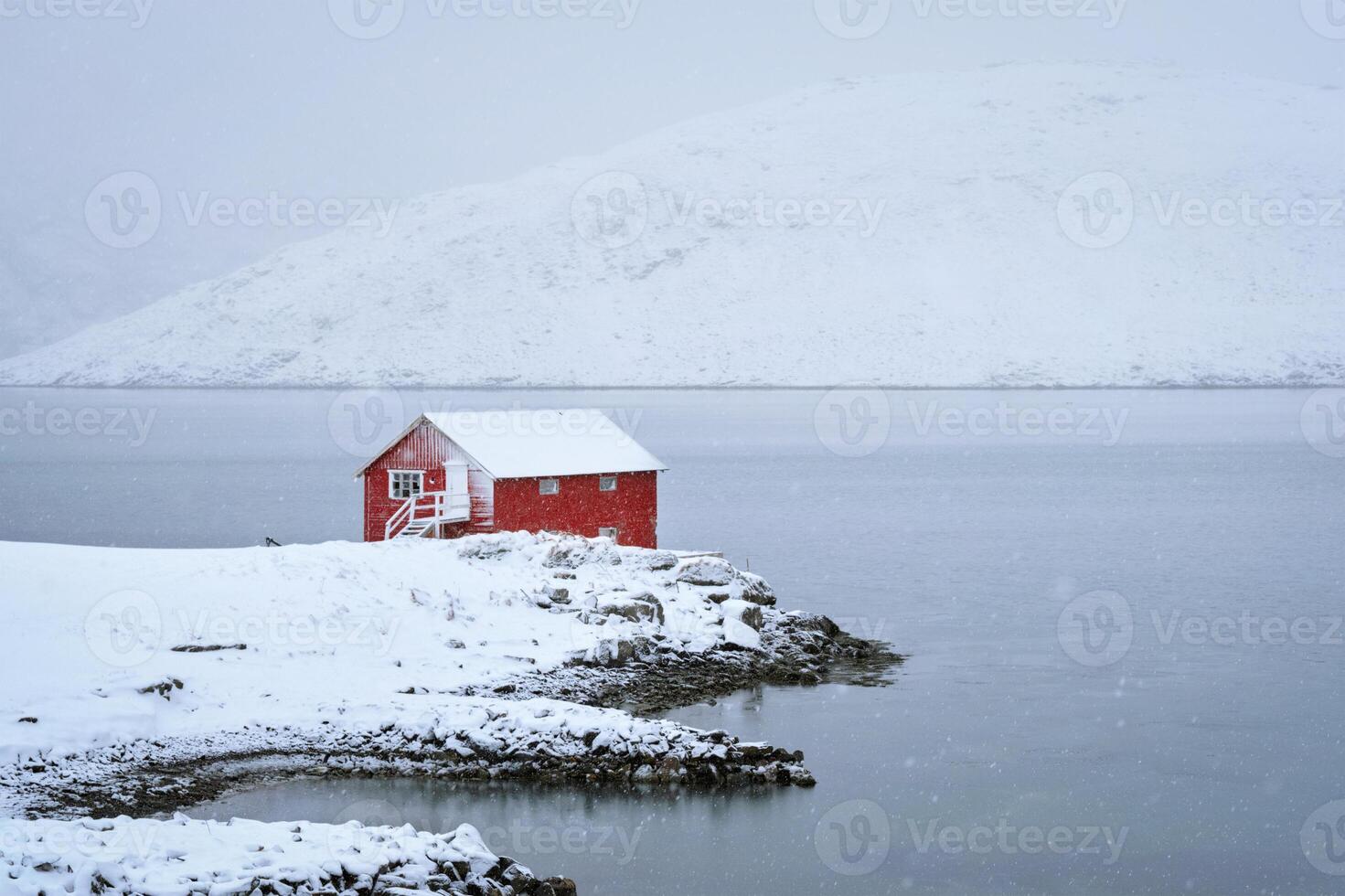 rood rorbu huis in winter, lofoten eilanden, Noorwegen foto