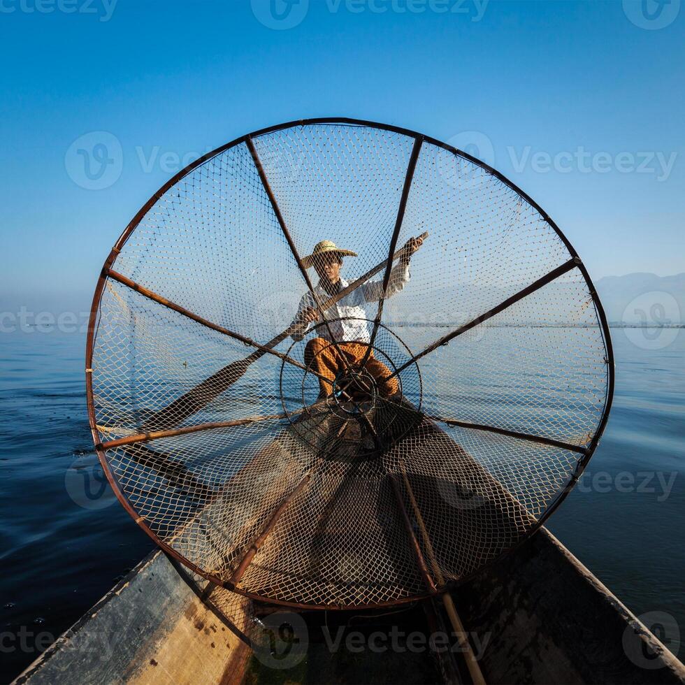 Birmese visser bij Inlemeer, Myanmar foto