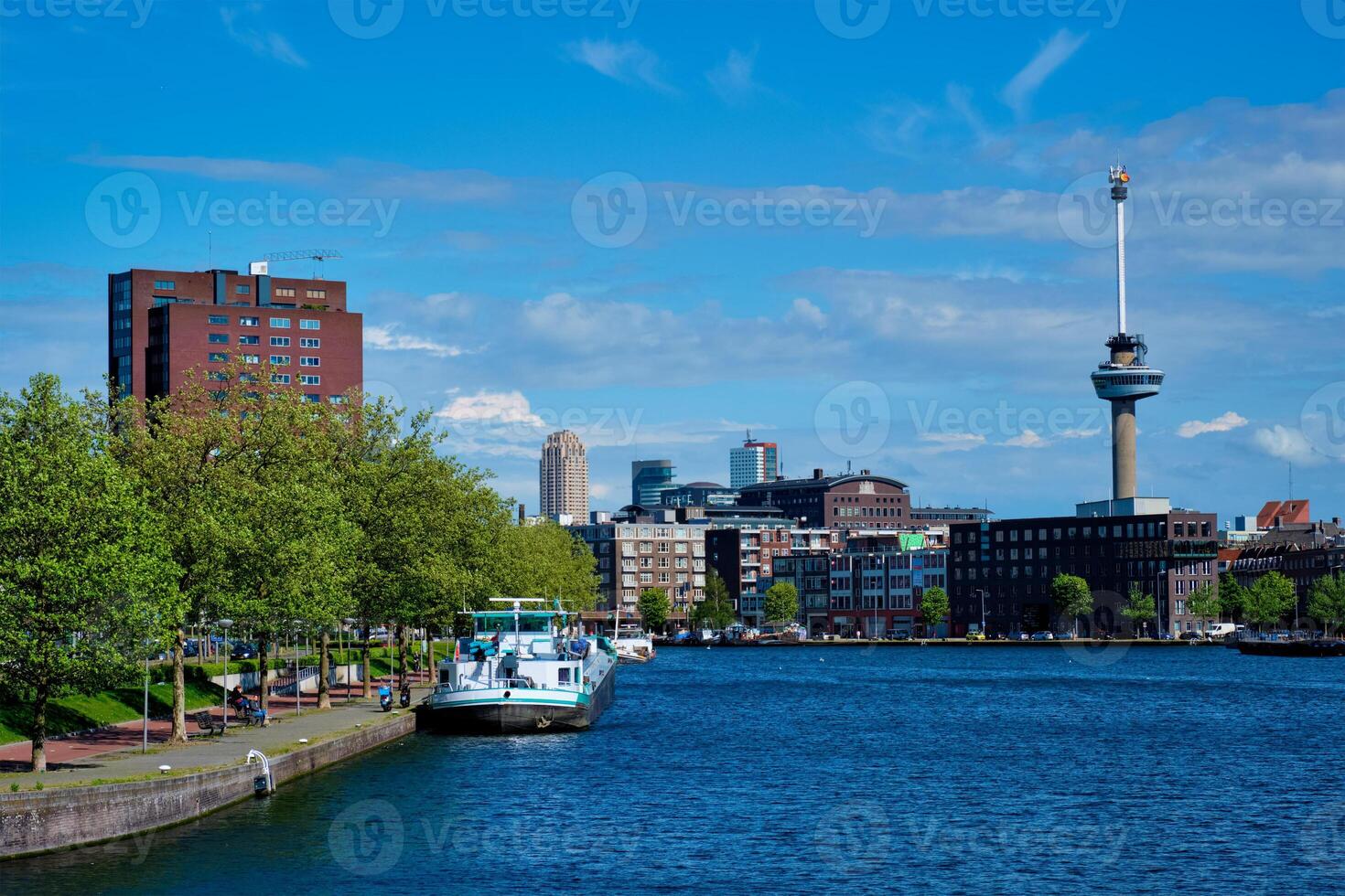 Rotterdam stadsgezicht met euromast observatie toren foto