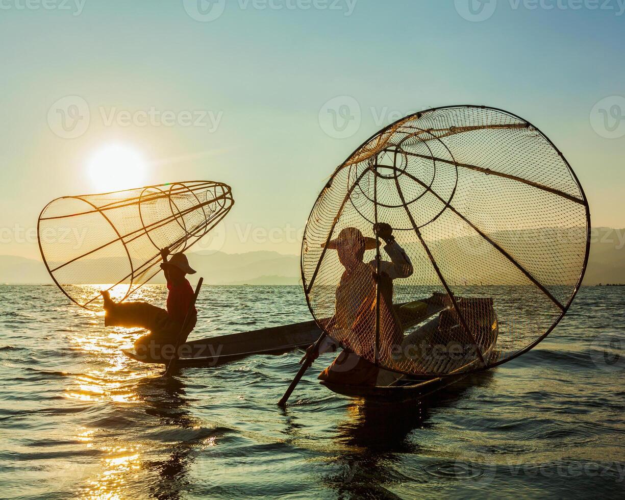Birmese visser bij Inlemeer, Myanmar foto