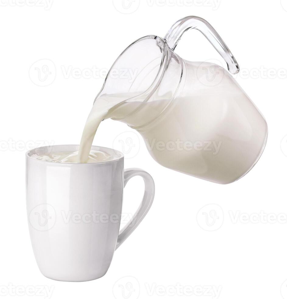 gieten melk van glas kruik in kop geïsoleerd Aan wit achtergrond foto
