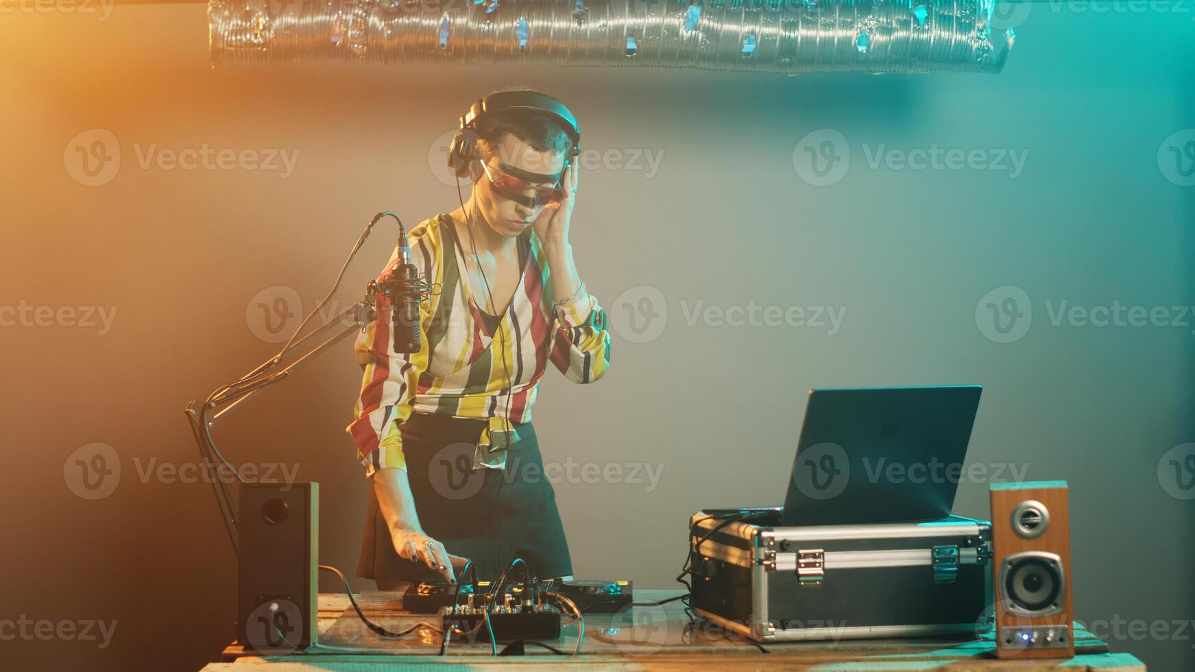 vrouw schijf jockey produceren techno muziek- Bij mixer, hebben gek bedenken en spelen met stereo instrumenten. musicus dj menging geluiden Bij draaitafels naar uitvoeren musical disco show. statief schot. foto