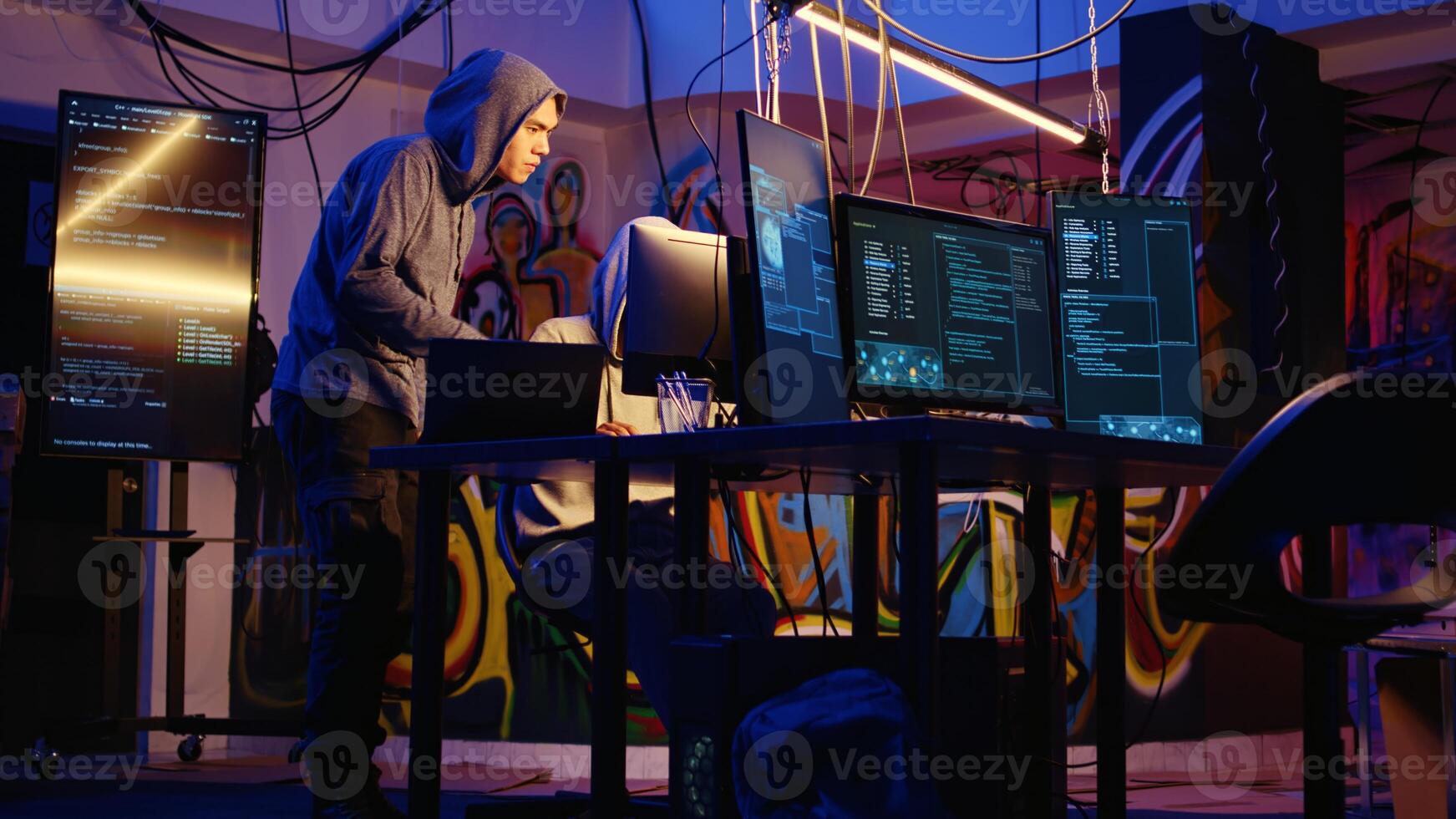 meester hacker onderwijs nieuw lid hoe naar stelen gevoelig gegevens door nemen voordeel van veiligheid inbreuken. script kiddie in verborgen baseren leert hoe naar krijgen ongeautoriseerd toegang naar systemen, dolly uit schot foto