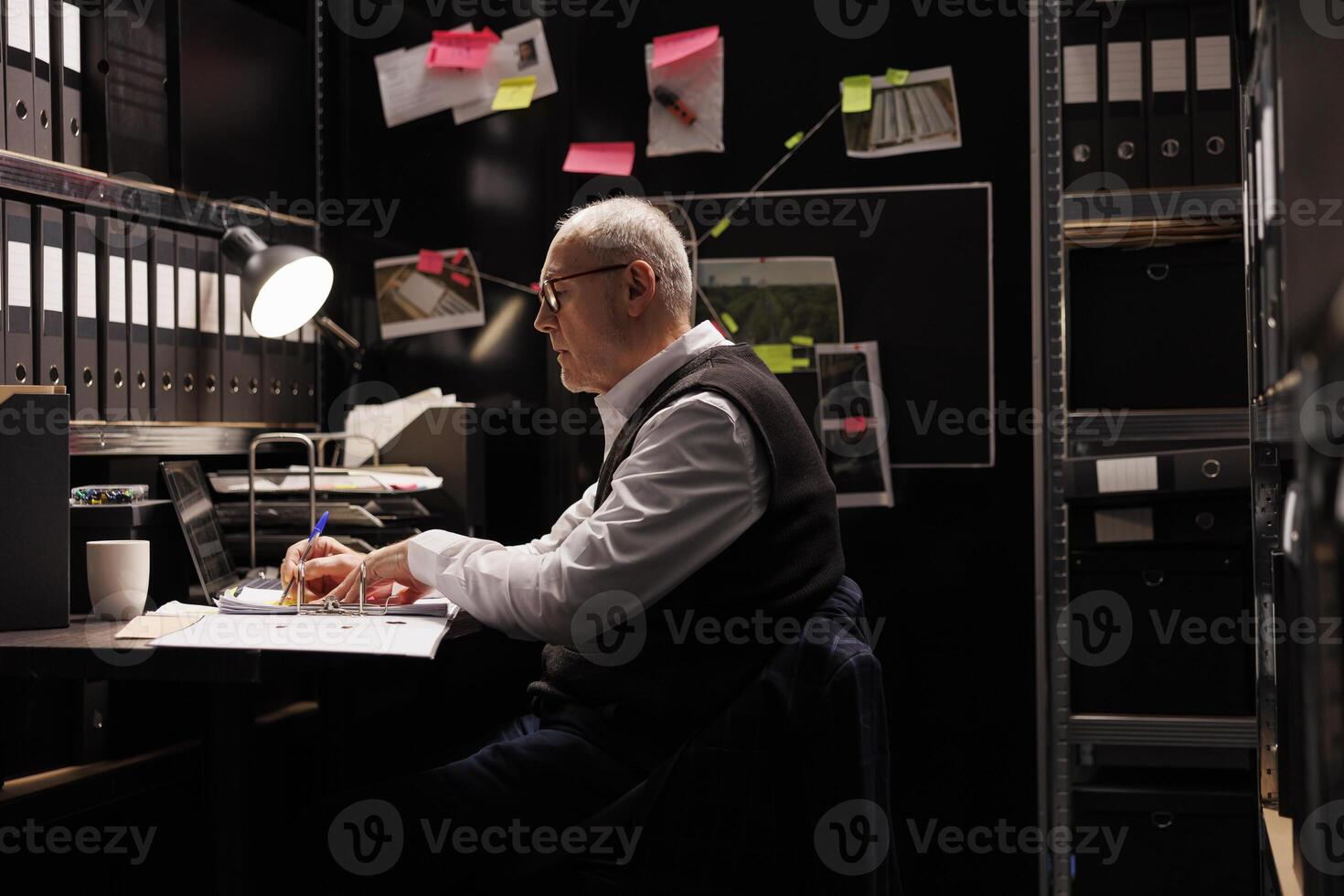 ouderen privaat detective schrijven crimineel geval rapport, werken laat Bij nacht Bij federaal onderzoeken in archiveren kamer. senior Politie officier analyseren misdrijf tafereel bewijs, controle verdachte bestanden foto