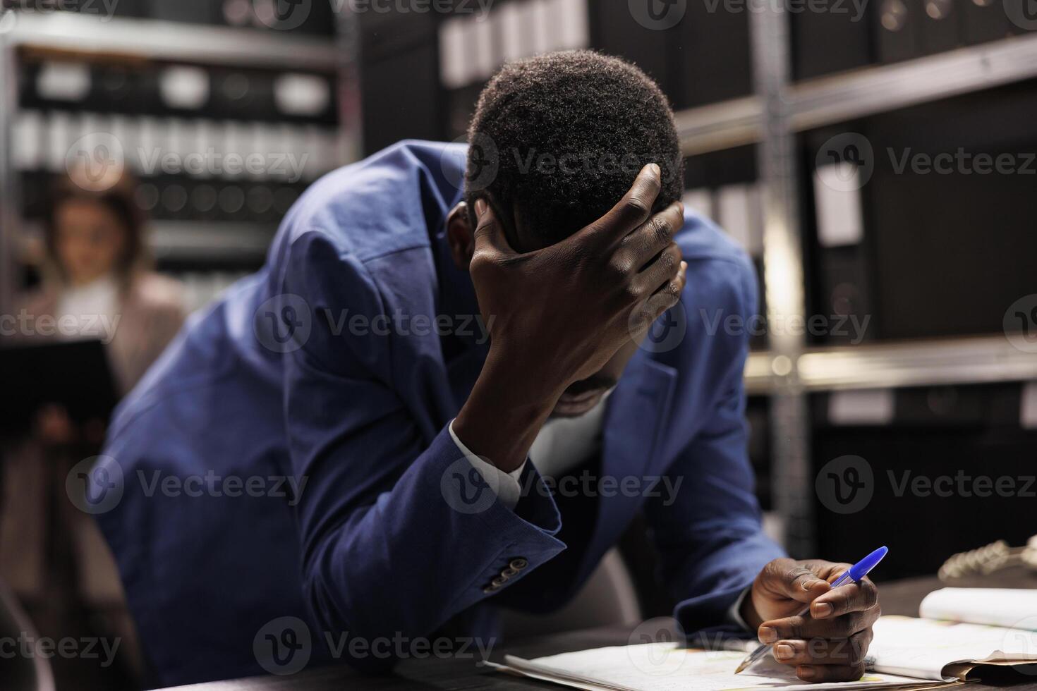 nadenkend zakenman proberen naar oplossen zakelijke rapport, analyseren administratief documenten in opslagruimte kamer. Afrikaanse Amerikaans boekhouder zoeken voor beheer bestanden, controle bureaucratie Vermelding foto