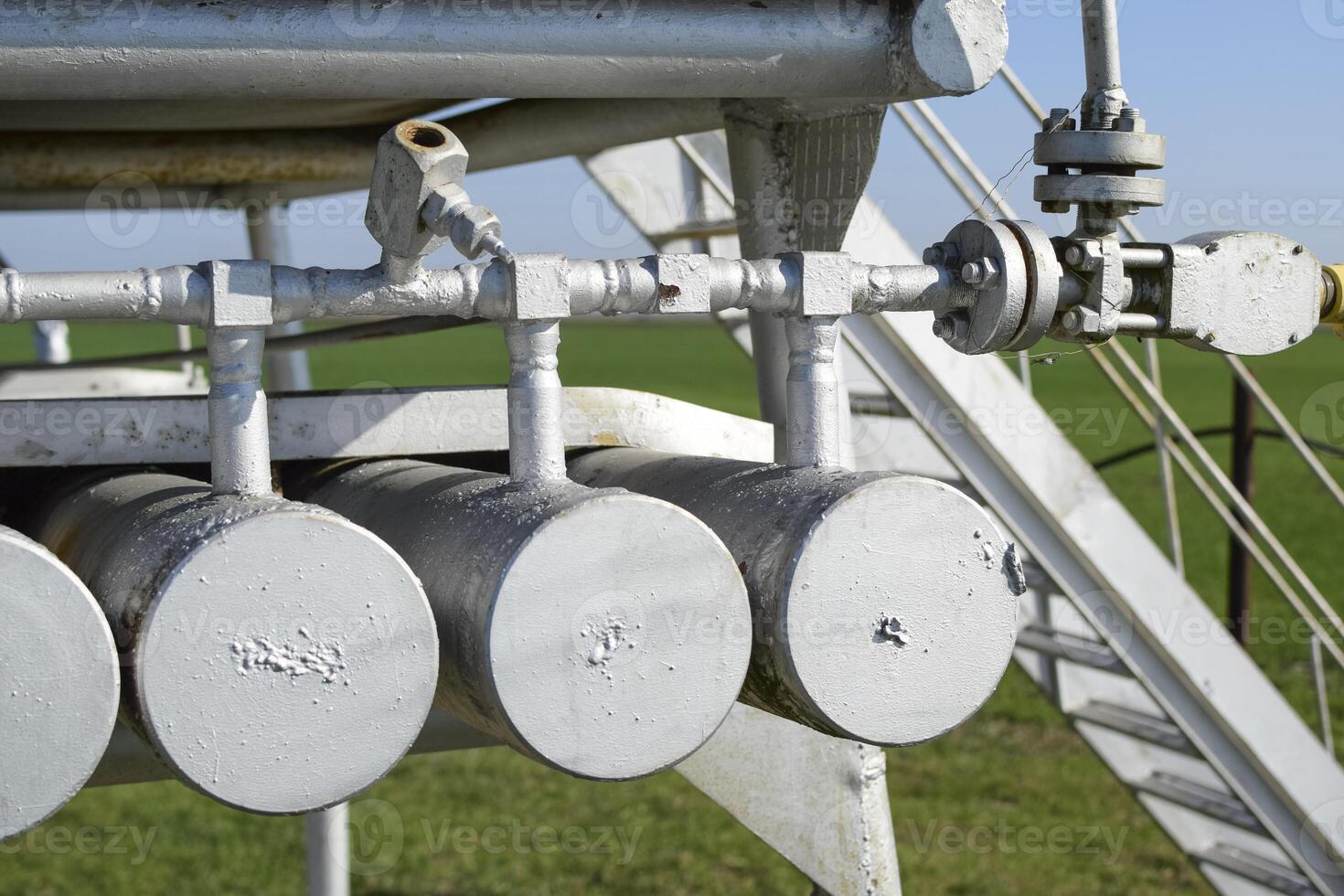 dosering eenheid en houder met methanol. extra uitrusting voor olie en gas- putten foto