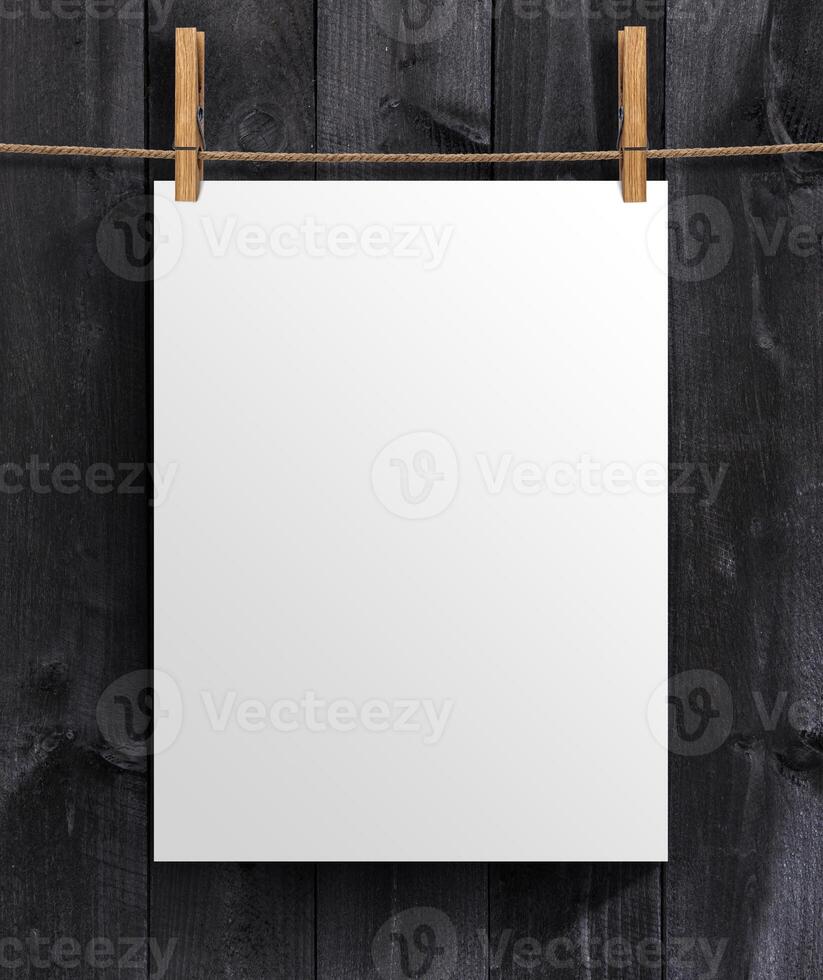 wit blanco poster sjabloon Aan een houten achtergrond. bespotten omhoog voor uw project met kopiëren ruimte foto