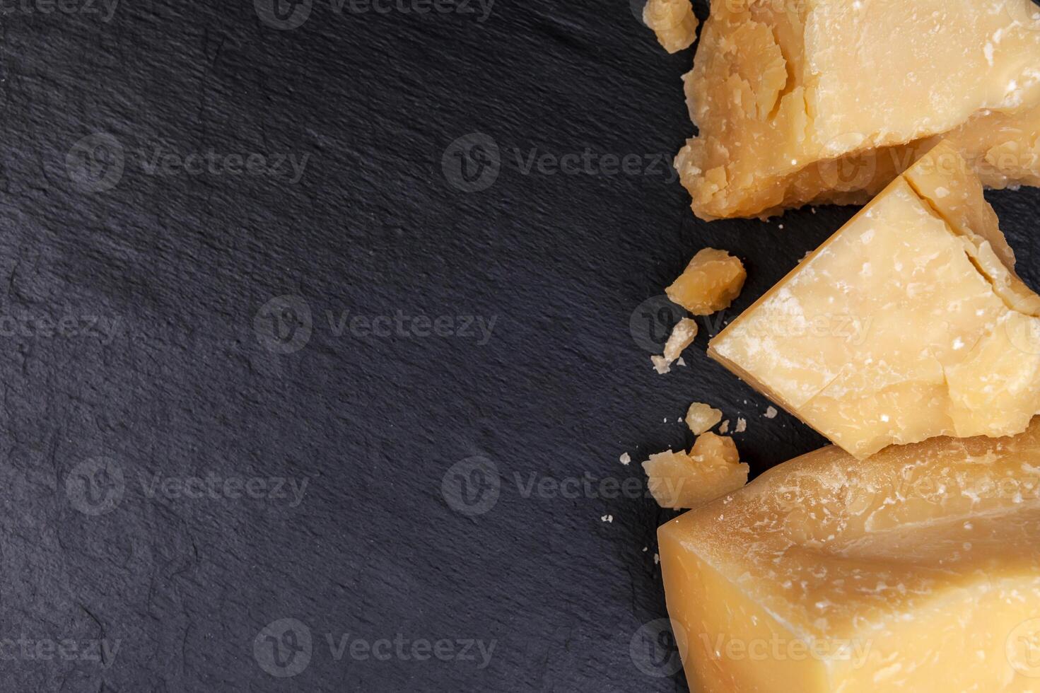 Parmezaanse kaas kaas Aan zwart steen achtergrond foto