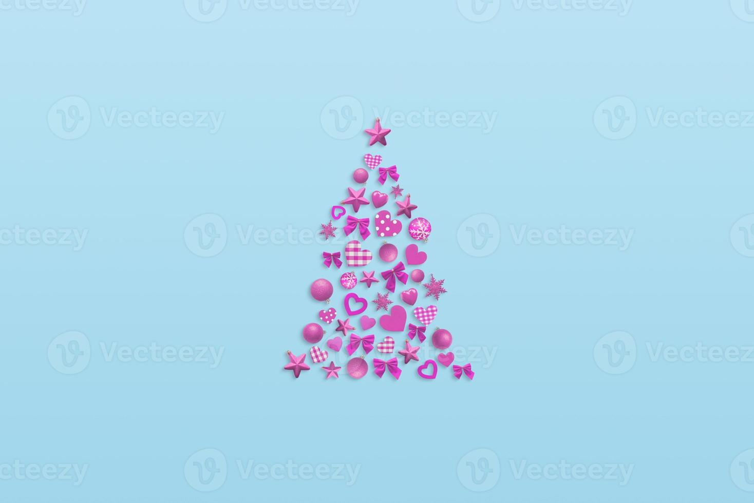 concept van een kerstboom bestaande uit geschenken en nieuwjaarsversieringen. platliggend, minimale compositie op blauw oppervlak foto