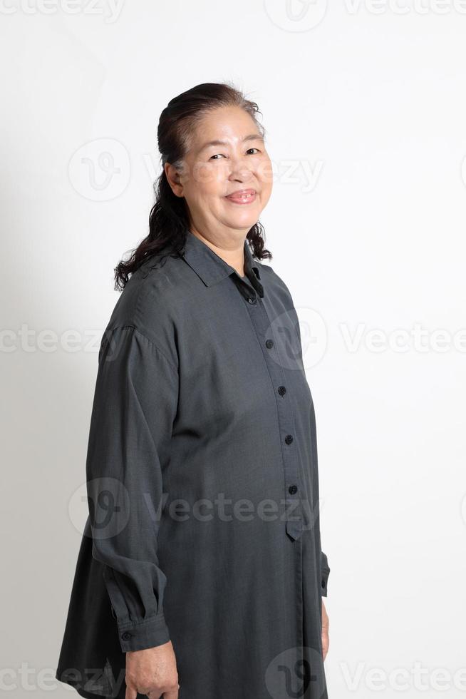 senior aziatische vrouw foto