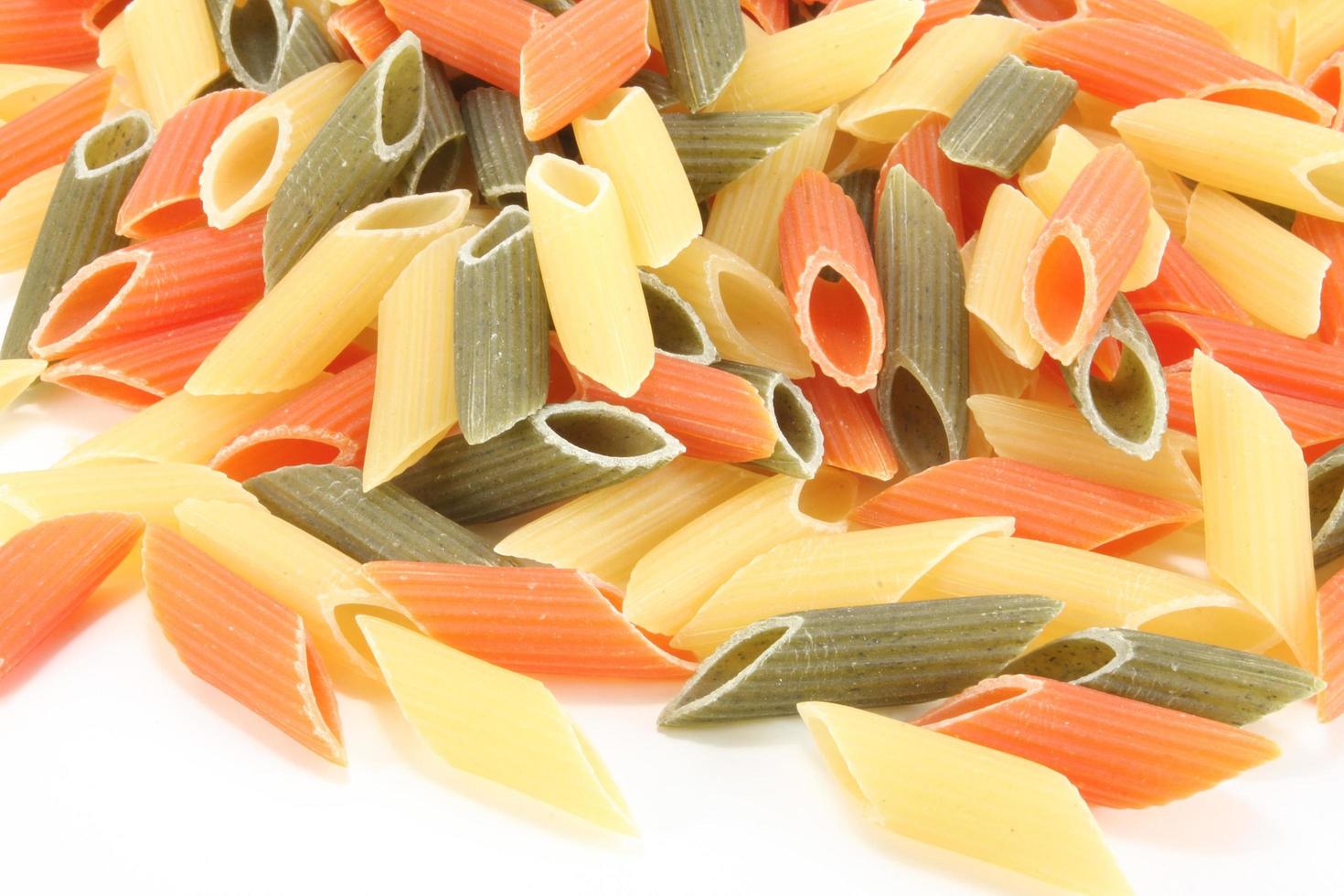 kleurrijke pasta op wit foto