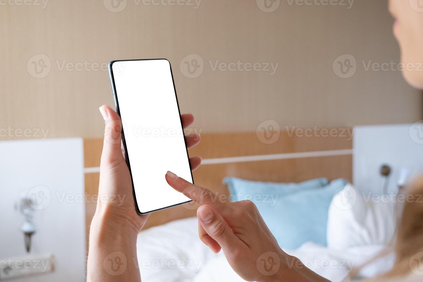 detailopname van vrouw handen gebruik makend van smartphone, wit blanco scherm voor mockup foto