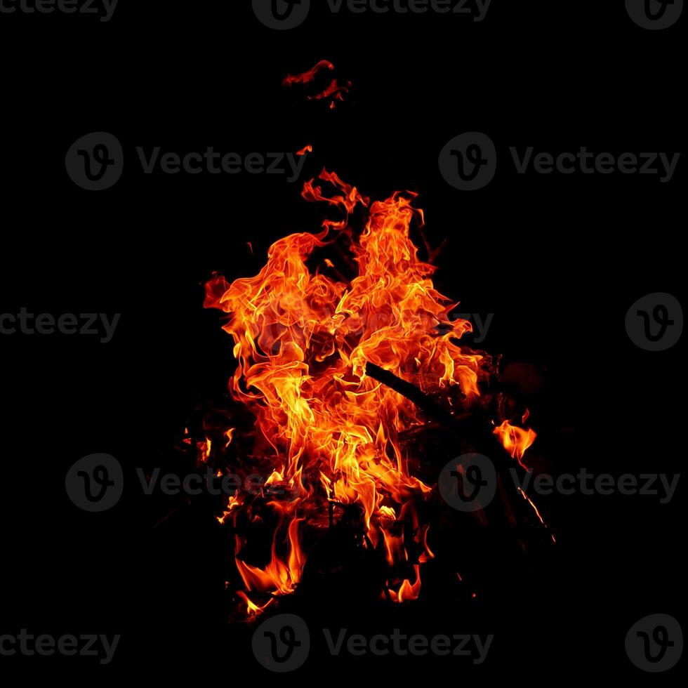 brand van vlam brandend geïsoleerd Aan donker achtergrond voor grafisch ontwerp doel foto