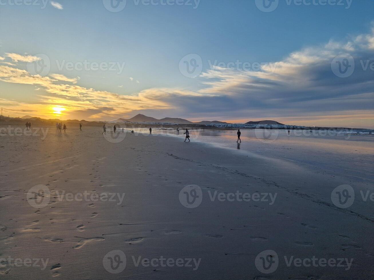 zonsondergang Aan famara strand Aan Lanzarote eiland foto