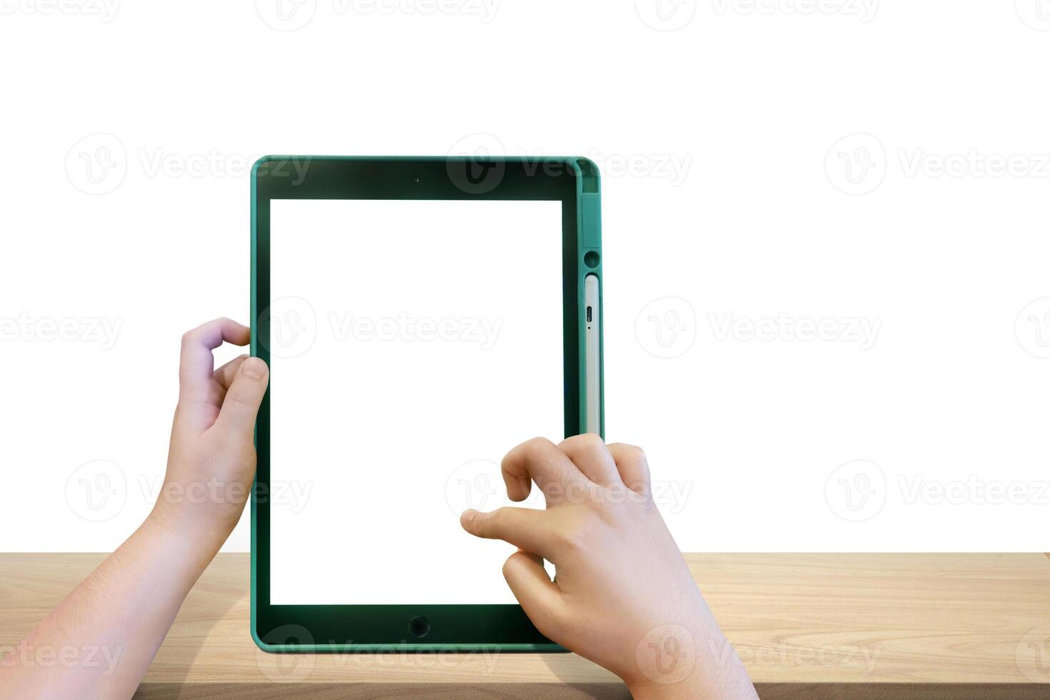 jongens handen Holding een tablet Aan een houten tafel, wit achtergrond foto