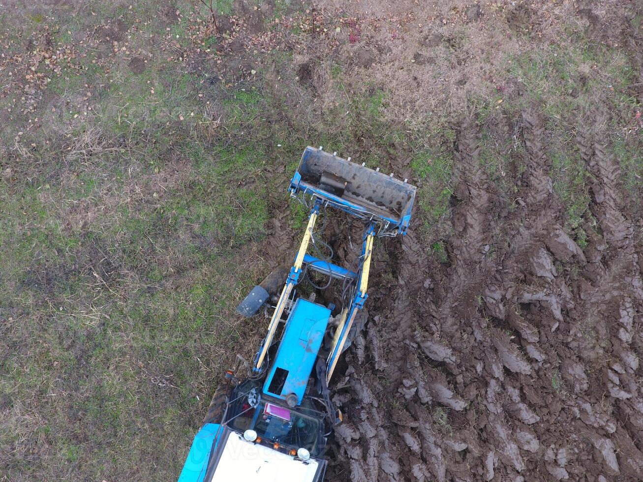 trekker ploegen de tuin. ploegen de bodem in de tuin foto