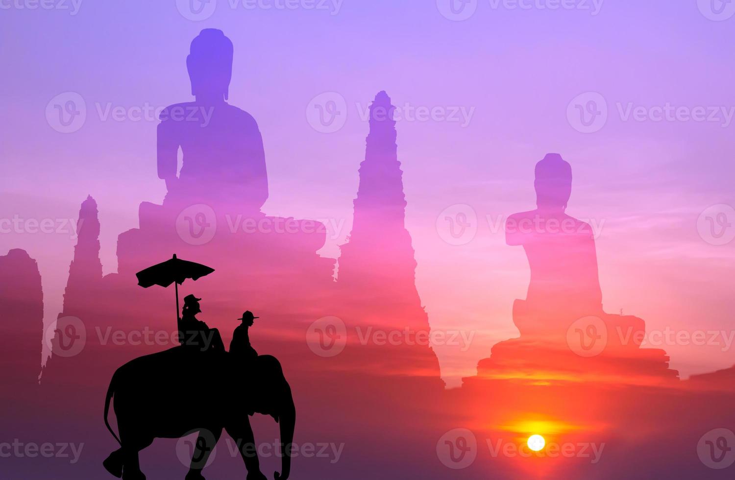 silhouetolifant met toerist met grote boeddhaachtergrond bij zonsondergang foto