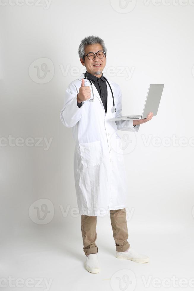 senior aziatische dokter foto
