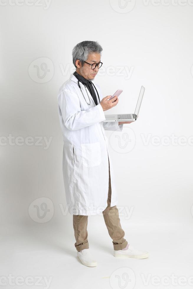 senior aziatische dokter foto