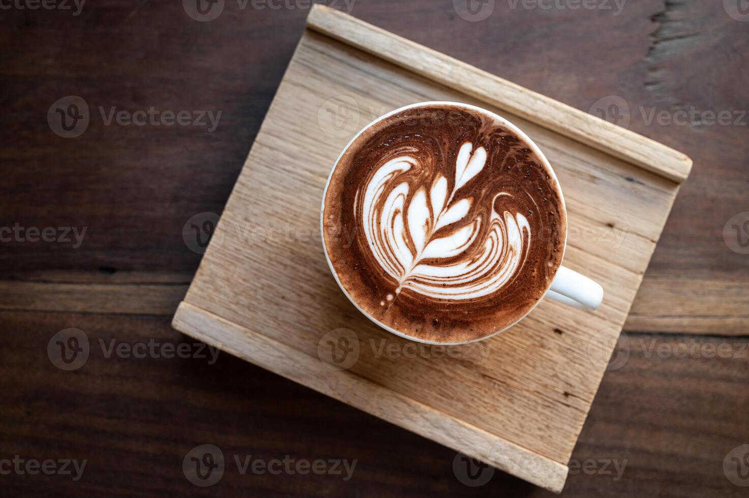 latte kunst Aan heet chocola Aan houten bord vlak leggen foto