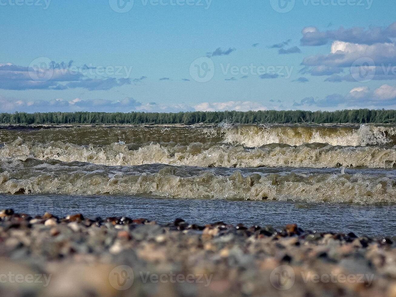 golven van water in de buurt de rivier- bank. rennen golven schuim. foto