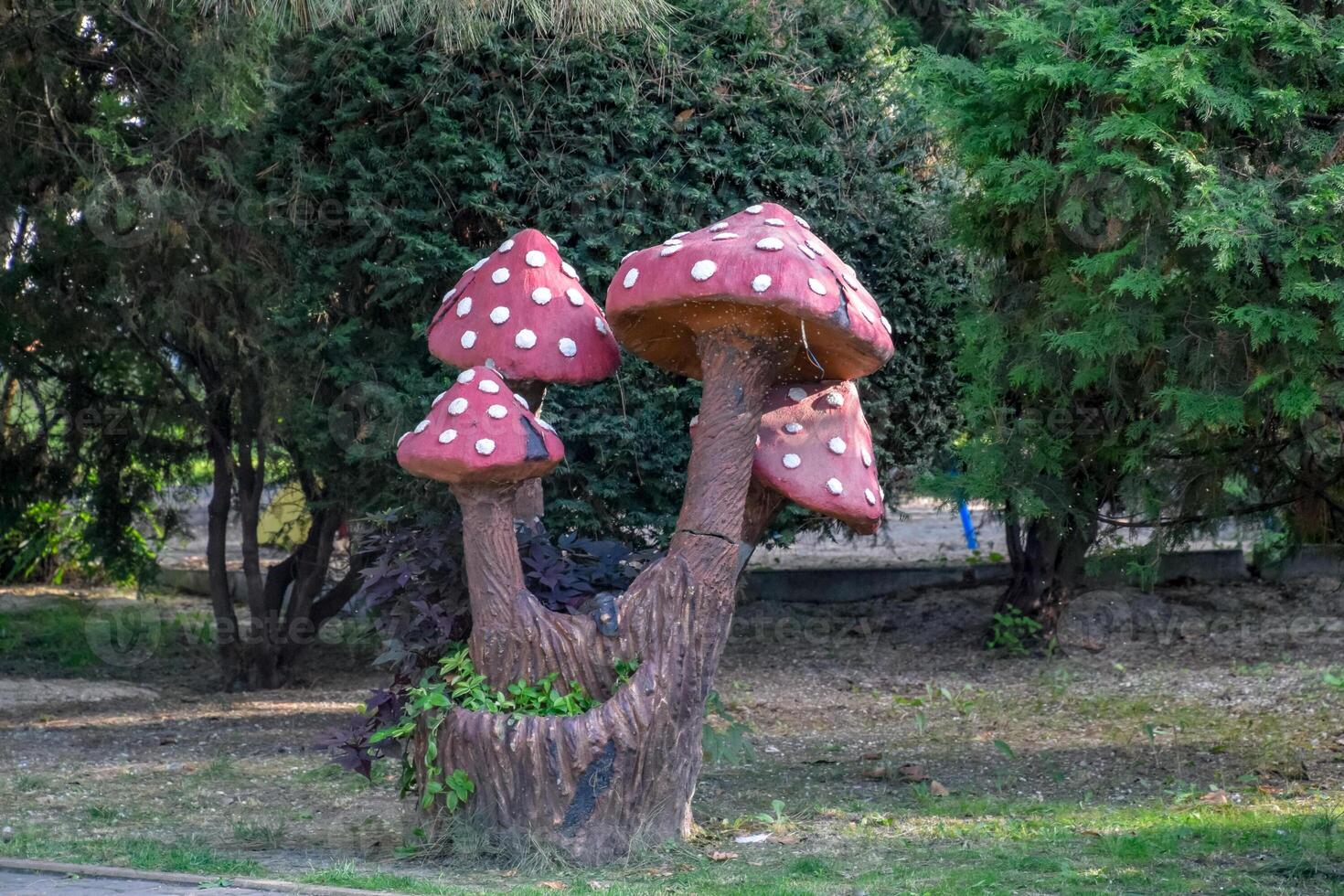 beeldhouwwerk champignons amanita. speelgoed- champignons in de park. landschap van champignons. foto