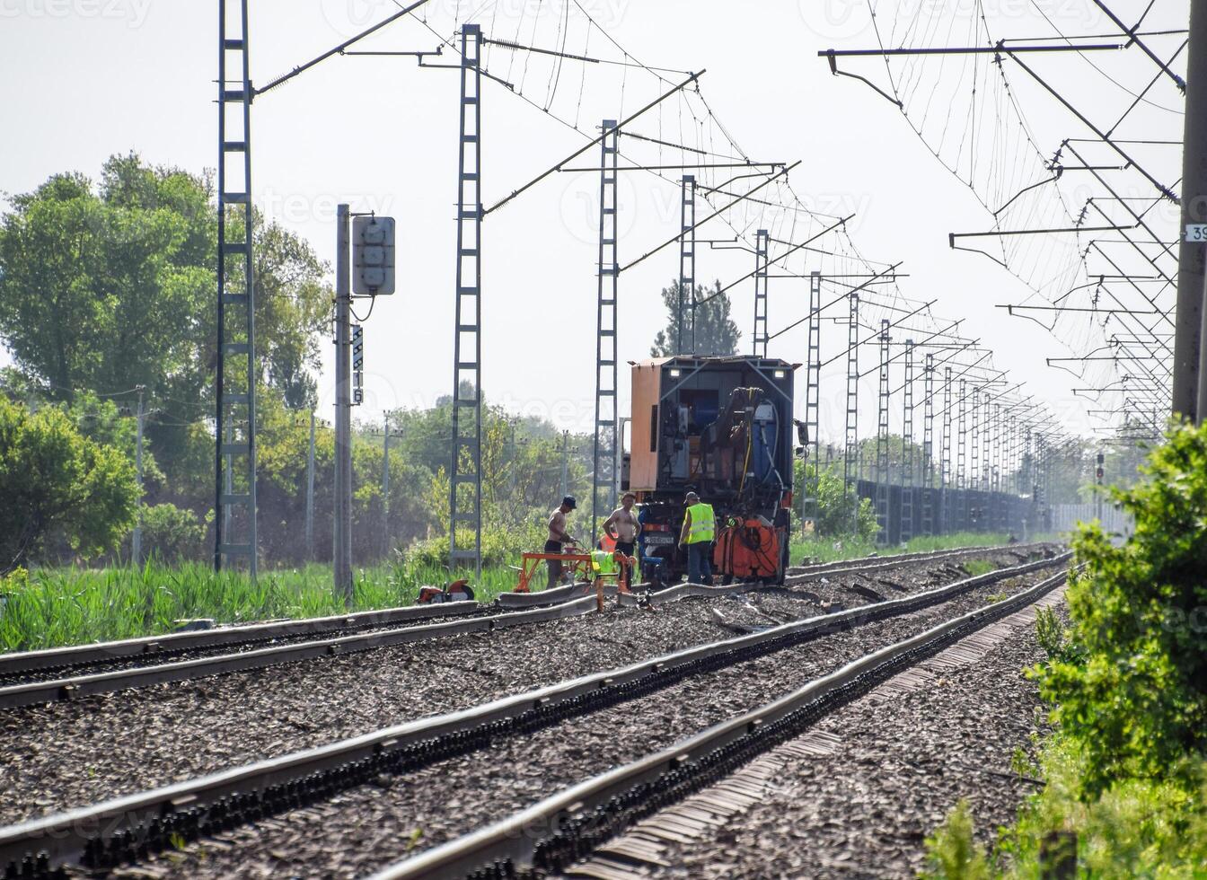 arbeiders reparatie de rails Aan de spoorweg. spoorweg spoor. reparatie werk. foto